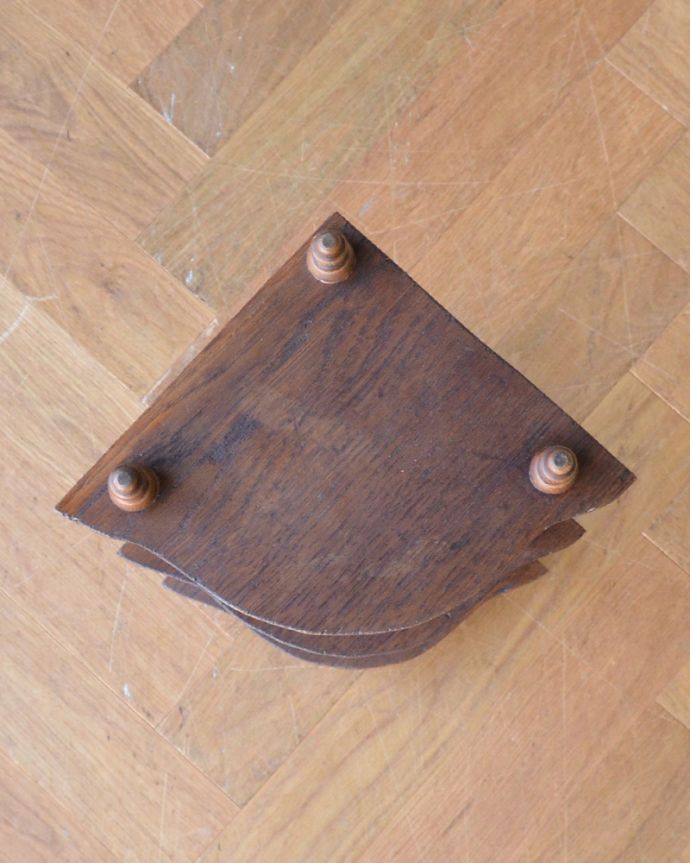 アンティークのキャビネット アンティーク家具 角にピタッ!コーナーラック、フランス輸入のアンティーク家具。3段ともキレイにメンテナンスしているので、いろいろなものが飾れます。(x-949-f)