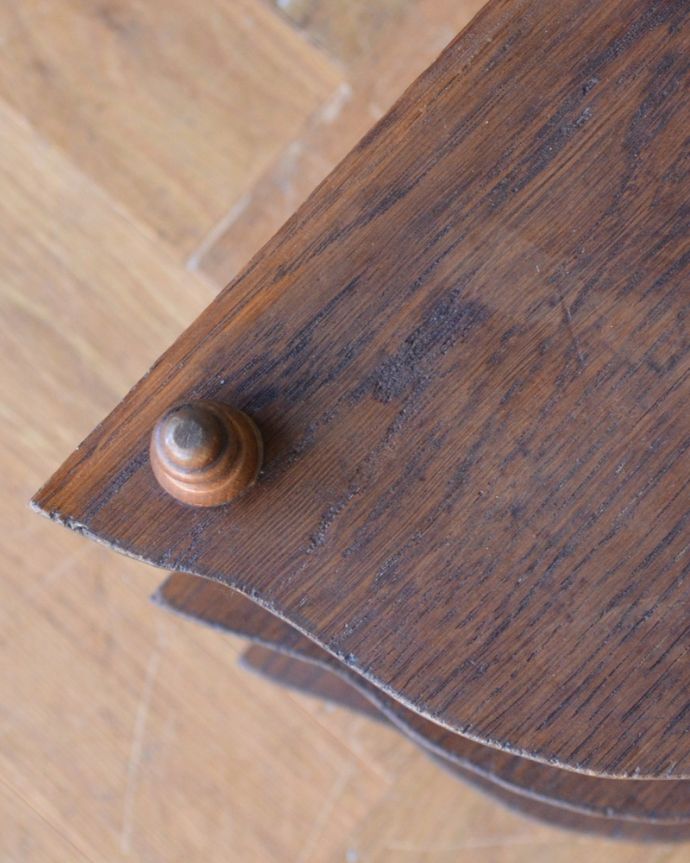 アンティークのキャビネット アンティーク家具 角にピタッ!コーナーラック、フランス輸入のアンティーク家具。天板もぴかぴかにお直ししました。(x-949-f)