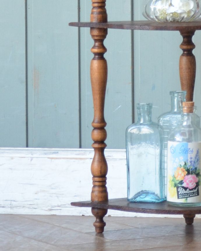 アンティークのキャビネット アンティーク家具 角にピタッ!コーナーラック、フランス輸入のアンティーク家具。上品な装飾が施されています。(x-949-f)