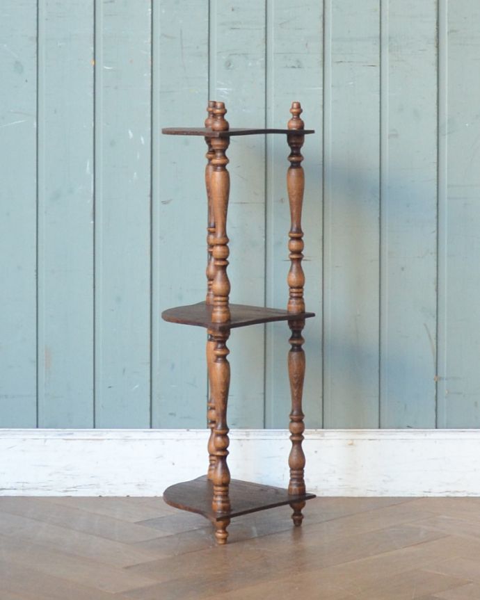 アンティークのキャビネット アンティーク家具 角にピタッ!コーナーラック、フランス輸入のアンティーク家具。丈夫に作られているので、長くお使いいただけます。(x-949-f)