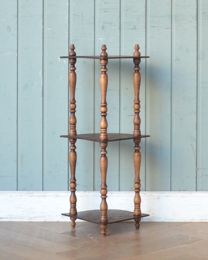 アンティークのキャビネット アンティーク家具 角にピタッ!コーナーラック、フランス輸入のアンティーク家具。アンティークは新品ではないので、もちろん経年変化によるキズはありますが、専門の職人が目立たないようキレイにお直しをしているので、後姿までキレイです。(x-949-f)