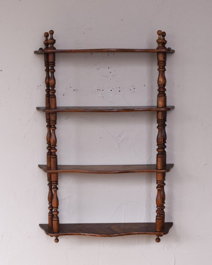 ウォールシェルフ・ウォールハンガー アンティーク家具 フランスから到着したアンティークのウォールラック(飾り棚)。ディスプレイとたっぷり楽しめる4段タイプ!写真立てやオブジェを置いたり、キッチン用品を置いたりしてもいいですね。(x-950-f)