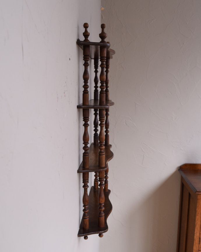 ウォールシェルフ・ウォールハンガー アンティーク家具 フランスから到着したアンティークのウォールラック(飾り棚)。サイドの凝ったデザインが印象的なシェルフです。(x-950-f)