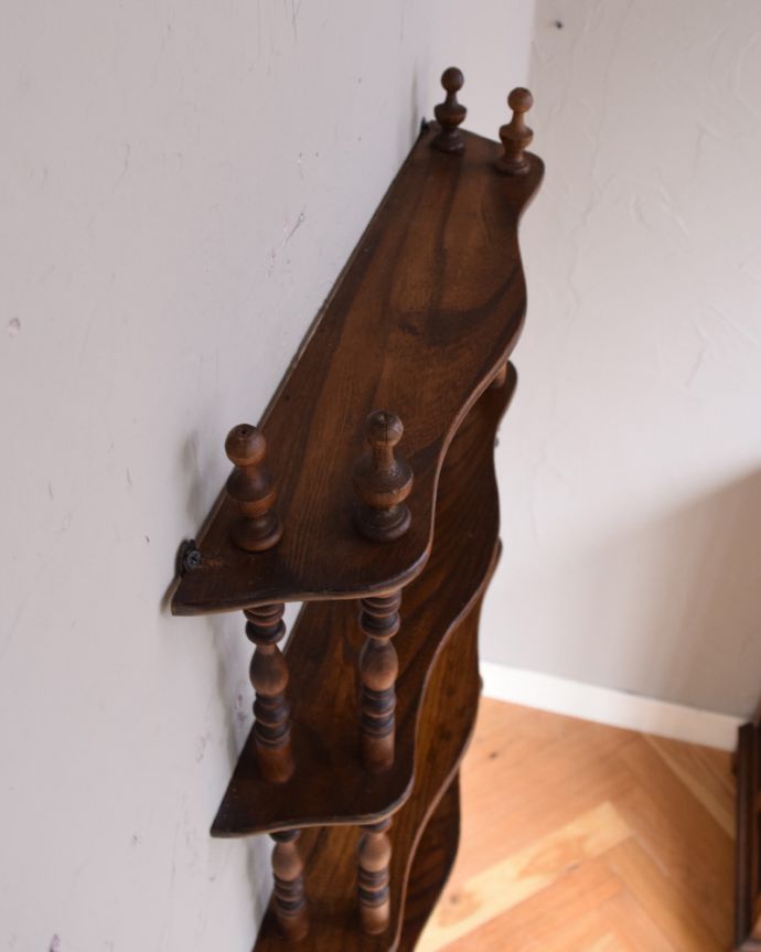 ウォールシェルフ・ウォールハンガー アンティーク家具 フランスから到着したアンティークのウォールラック(飾り棚)。天板もお直ししてあります。(x-950-f)