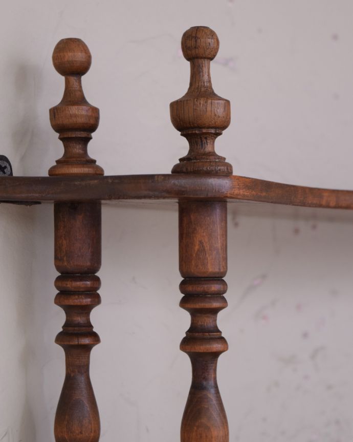 ウォールシェルフ・ウォールハンガー アンティーク家具 フランスから到着したアンティークのウォールラック(飾り棚)。専門の職人によってお直ししていますが、アンティークは新品ではありません。(x-950-f)