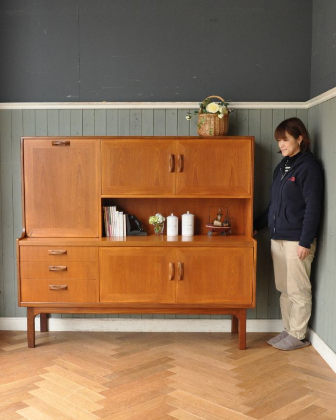 G-PLAN(Gプラン) アンティーク家具 リビングにオススメのヴィンテージ家具、イギリスのGプランのサイドボード(シエラ)。脚があるので軽やかな印象です。(x-951-f)