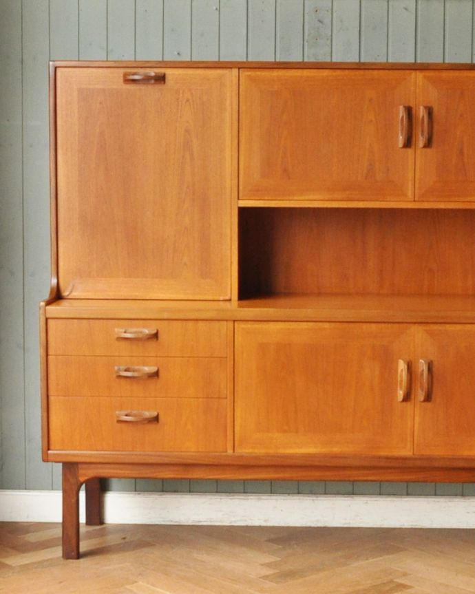 G-PLAN(Gプラン) アンティーク家具 リビングにオススメのヴィンテージ家具、イギリスのGプランのサイドボード(シエラ)。閉じてあるときはスッキリシンプルな外見。(x-951-f)