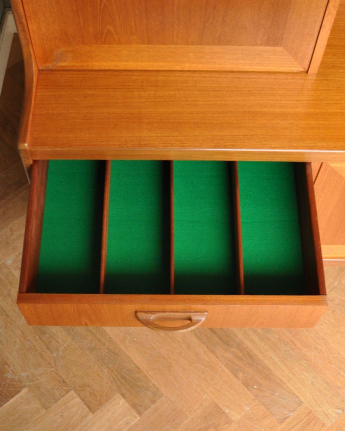 G-PLAN(Gプラン) アンティーク家具 リビングにオススメのヴィンテージ家具、イギリスのGプランのサイドボード(シエラ)。仕切りのついた引き出しが上部にあります。(x-951-f)