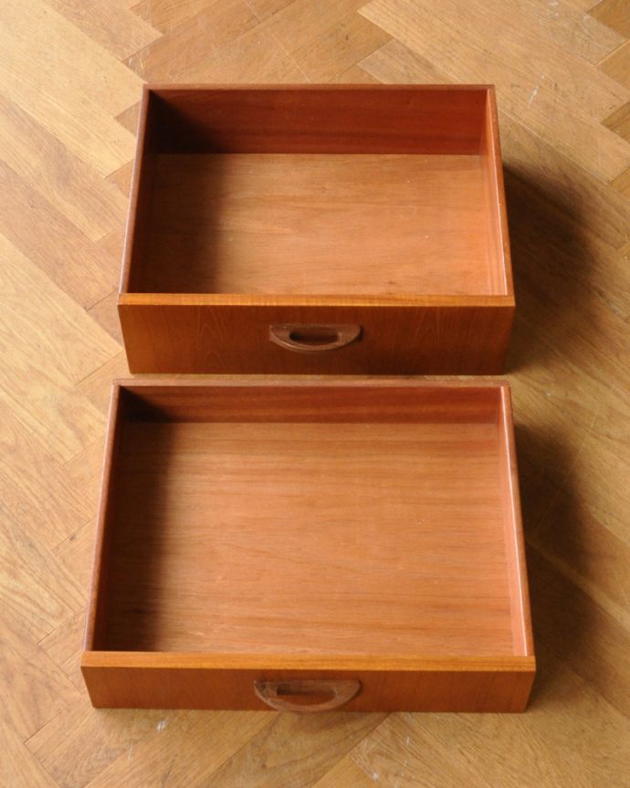 G-PLAN(Gプラン) アンティーク家具 リビングにオススメのヴィンテージ家具、イギリスのGプランのサイドボード(シエラ)。大きな引き出しがあるので細かいものもしまえます。(x-951-f)