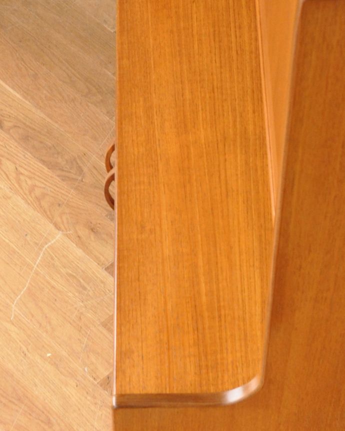 G-PLAN(Gプラン) アンティーク家具 リビングにオススメのヴィンテージ家具、イギリスのGプランのサイドボード(シエラ)。天板もキレイな状態で仕上げてあります。(x-951-f)