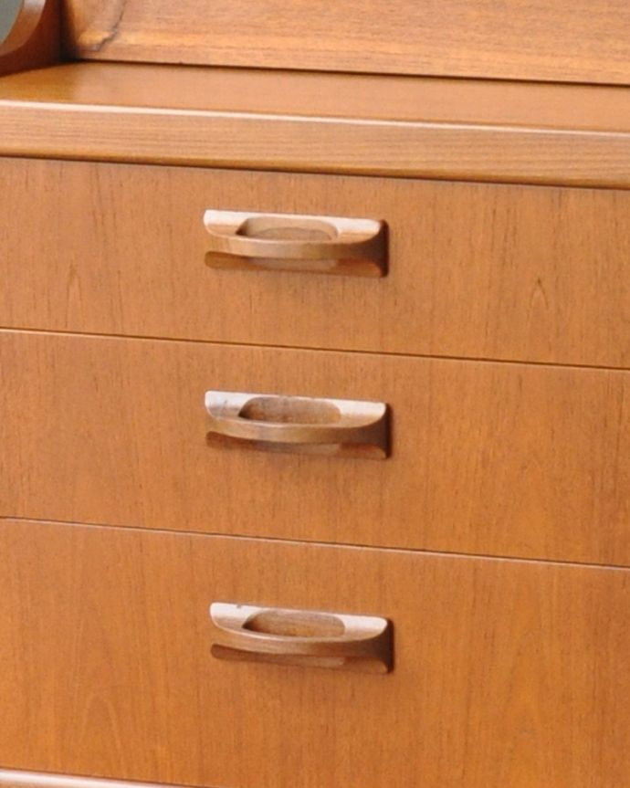 G-PLAN(Gプラン) アンティーク家具 リビングにオススメのヴィンテージ家具、イギリスのGプランのサイドボード(シエラ)。開閉しやすい形の取っ手です。(x-951-f)