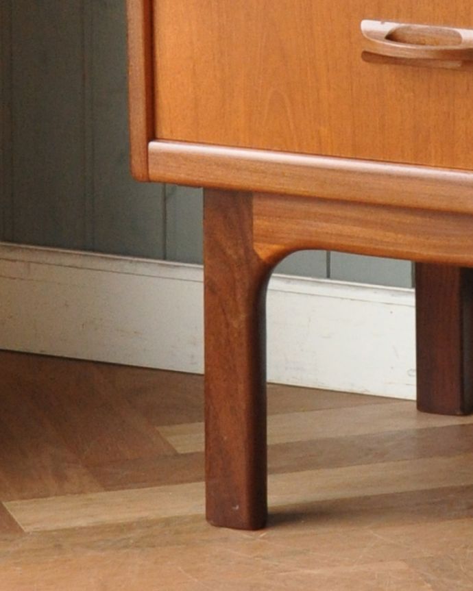 G-PLAN(Gプラン) アンティーク家具 リビングにオススメのヴィンテージ家具、イギリスのGプランのサイドボード(シエラ)。きちんと支えます。(x-951-f)