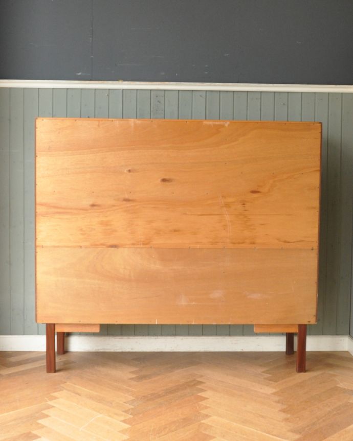 G-PLAN(Gプラン) アンティーク家具 リビングにオススメのヴィンテージ家具、イギリスのGプランのサイドボード(シエラ)。アンティークは新品ではないので、もちろん経年変化によるキズはありますが、専門の職人が目立たないようキレイにお直しをしているので、後姿までキレイです。(x-951-f)