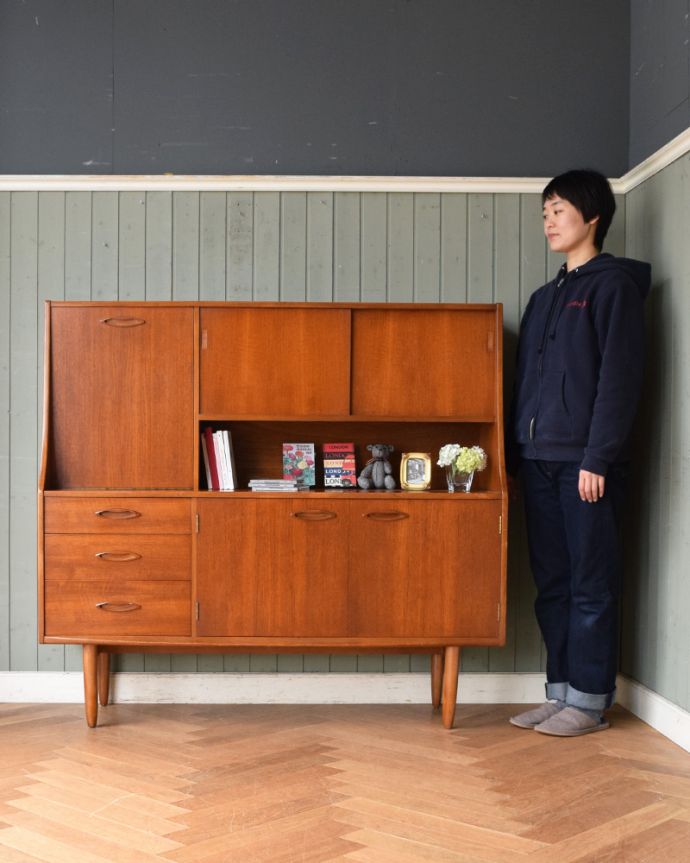 北欧キャビネット　アンティーク家具　ダイニングの食器棚にも使えるヴィンテージの北欧サイドボード。脚があるので軽やかな印象です。(x-952-f)