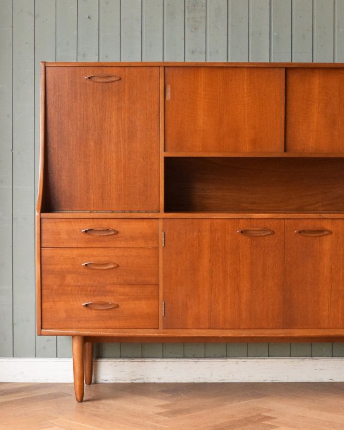 北欧キャビネット　アンティーク家具　ダイニングの食器棚にも使えるヴィンテージの北欧サイドボード。閉じてあるときはスッキリシンプルな外見。(x-952-f)