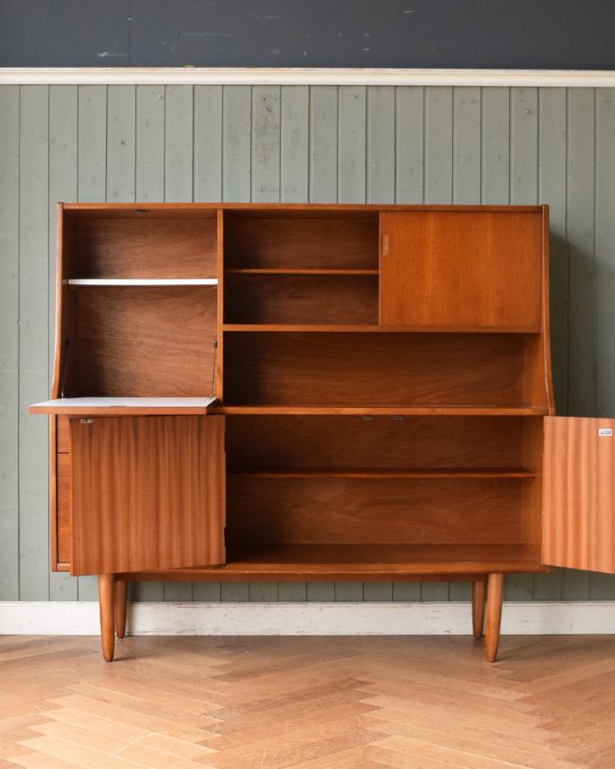 北欧キャビネット　アンティーク家具　ダイニングの食器棚にも使えるヴィンテージの北欧サイドボード。扉の奥はたっぷり収納。(x-952-f)