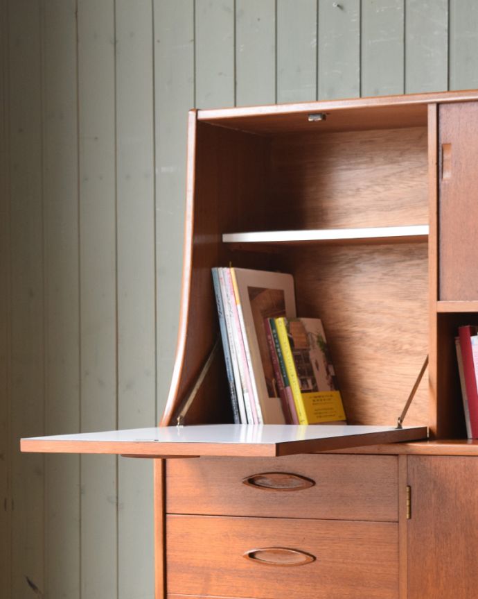 北欧キャビネット　アンティーク家具　ダイニングの食器棚にも使えるヴィンテージの北欧サイドボード。向かって左の扉を開くと、カウンターテーブルのように使うことができます。(x-952-f)