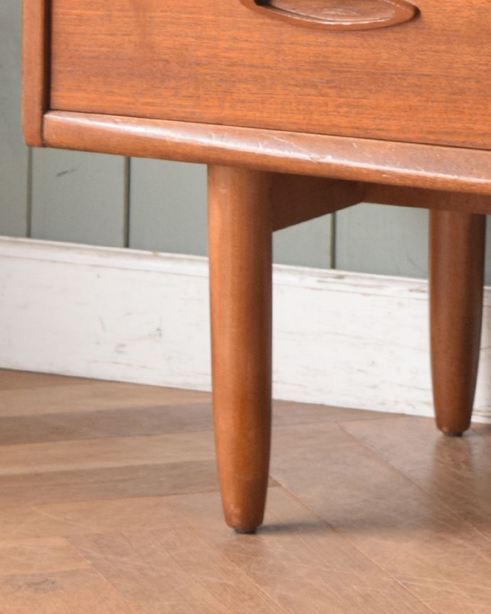 北欧キャビネット　アンティーク家具　ダイニングの食器棚にも使えるヴィンテージの北欧サイドボード。きちんと支えます。(x-952-f)