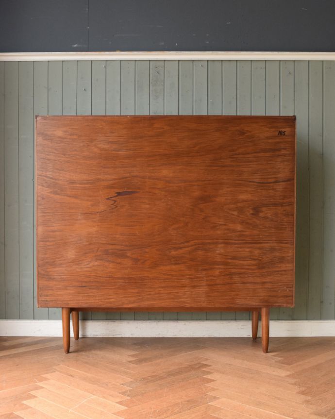 北欧キャビネット　アンティーク家具　ダイニングの食器棚にも使えるヴィンテージの北欧サイドボード。アンティークは新品ではないので、もちろん経年変化によるキズはありますが、専門の職人が目立たないようキレイにお直しをしているので、後姿までキレイです。(x-952-f)