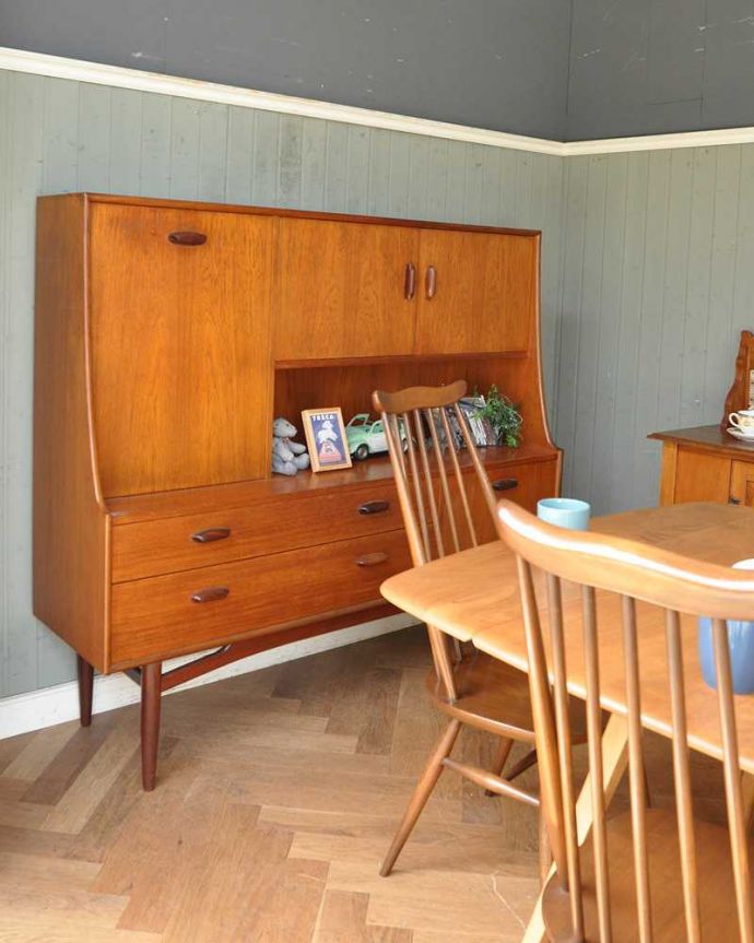 G-PLAN(Gプラン)　アンティーク家具　北欧テイストヴィンテージ家具、食器棚にもおススメのG-Planのサイドボード（チーク）。デザイン性の高いおシャレ家具どこに置いてもとにかく目を惹くおシャレなデザイン。(x-953-f)