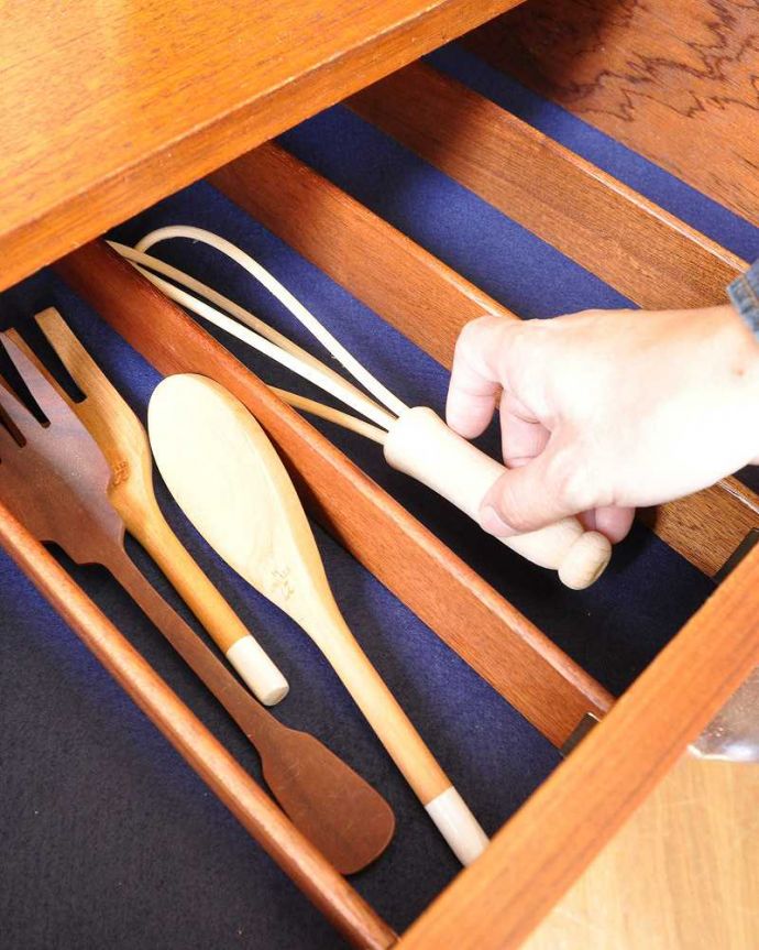 G-PLAN(Gプラン)　アンティーク家具　北欧テイストヴィンテージ家具、食器棚にもおススメのG-Planのサイドボード（チーク）。仕切りが付いているので細かいものの収納にももってこいです。(x-953-f)