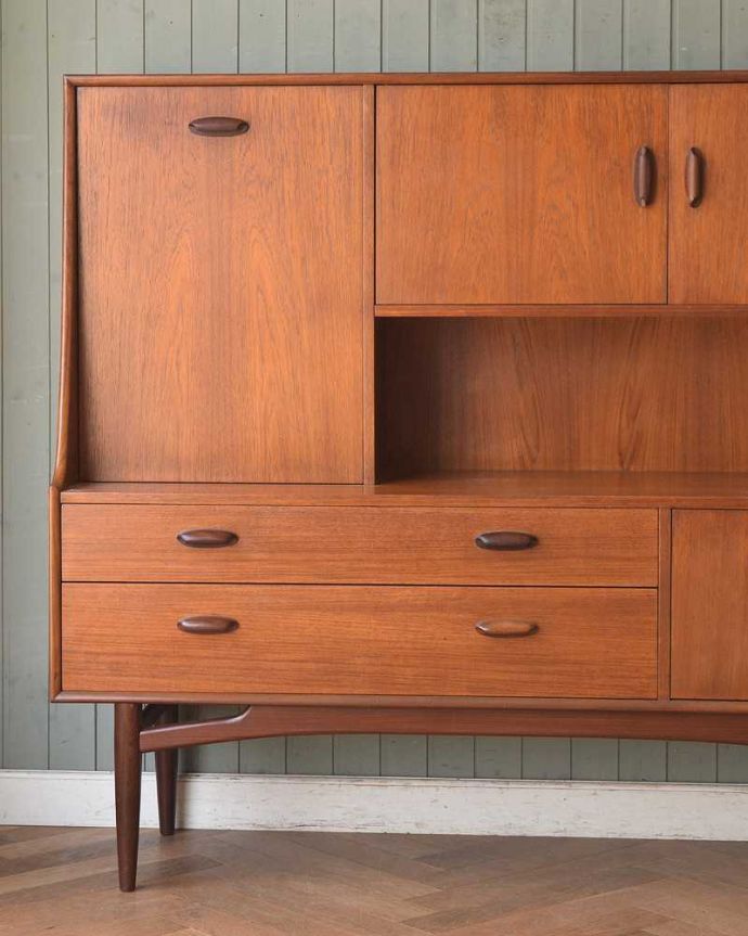 G-PLAN(Gプラン)　アンティーク家具　北欧テイストヴィンテージ家具、食器棚にもおススメのG-Planのサイドボード（チーク）。閉じてあるときはスッキリシンプルな外見。(x-953-f)