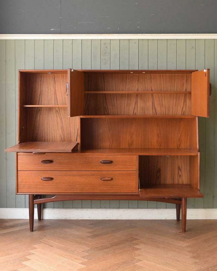 G-PLAN(Gプラン)　アンティーク家具　北欧テイストヴィンテージ家具、食器棚にもおススメのG-Planのサイドボード（チーク）。扉の奥はたっぷり収納。(x-953-f)