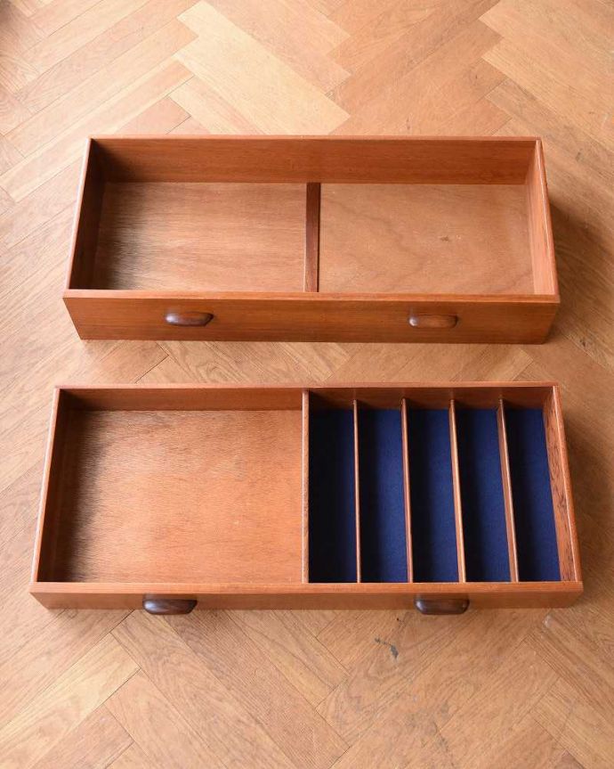 G-PLAN(Gプラン)　アンティーク家具　北欧テイストヴィンテージ家具、食器棚にもおススメのG-Planのサイドボード（チーク）。仕切りのついた引き出しが上部にあります。(x-953-f)