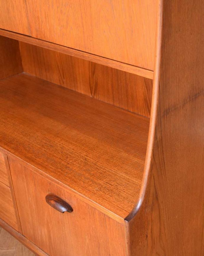 G-PLAN(Gプラン)　アンティーク家具　北欧テイストヴィンテージ家具、食器棚にもおススメのG-Planのサイドボード（チーク）。天板もキレイな状態で仕上げてあります。(x-953-f)