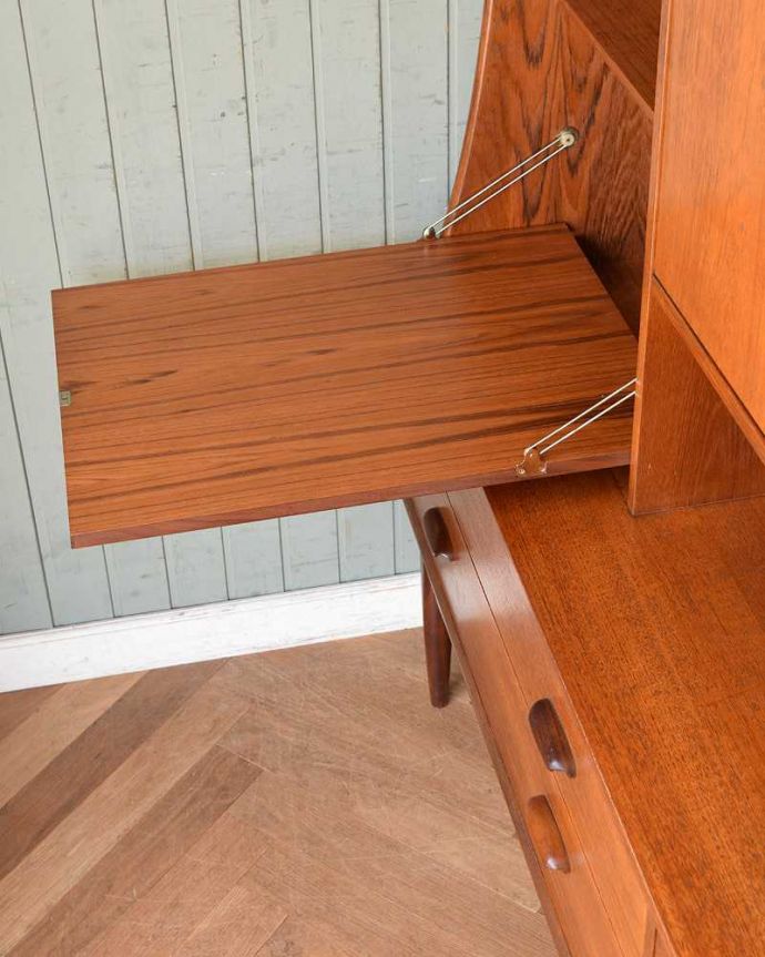 G-PLAN(Gプラン)　アンティーク家具　北欧テイストヴィンテージ家具、食器棚にもおススメのG-Planのサイドボード（チーク）。向かって左の扉を開くと、カウンターテーブルのように使うことができます。(x-953-f)