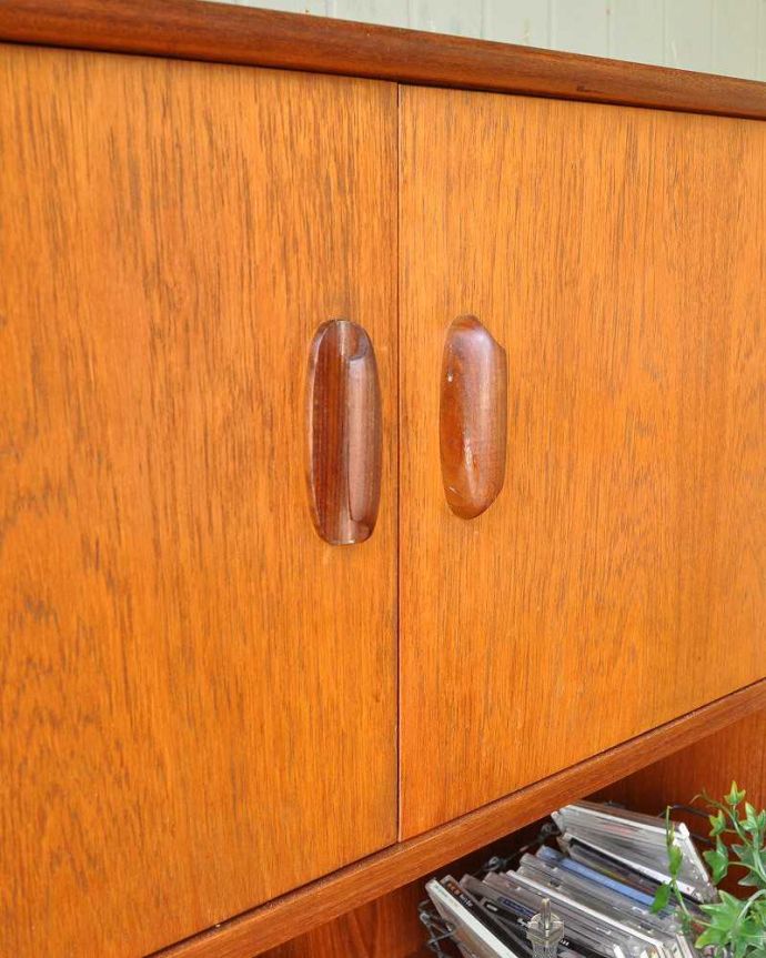 G-PLAN(Gプラン)　アンティーク家具　北欧テイストヴィンテージ家具、食器棚にもおススメのG-Planのサイドボード（チーク）。開閉しやすい形の取っ手です。(x-953-f)