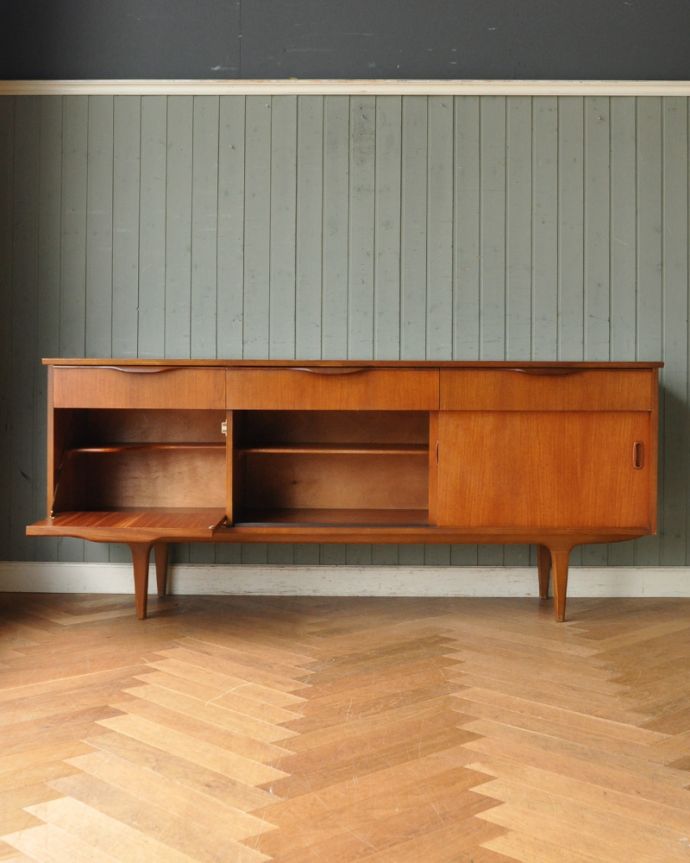 G-PLAN(Gプラン)　アンティーク家具　スタイリッシュなサイドボード（テレビ台）、G-planのヴィンテージ北欧家具。ＤＶＤや本、漫画などをまとめて片付けられます。(x-954-f)