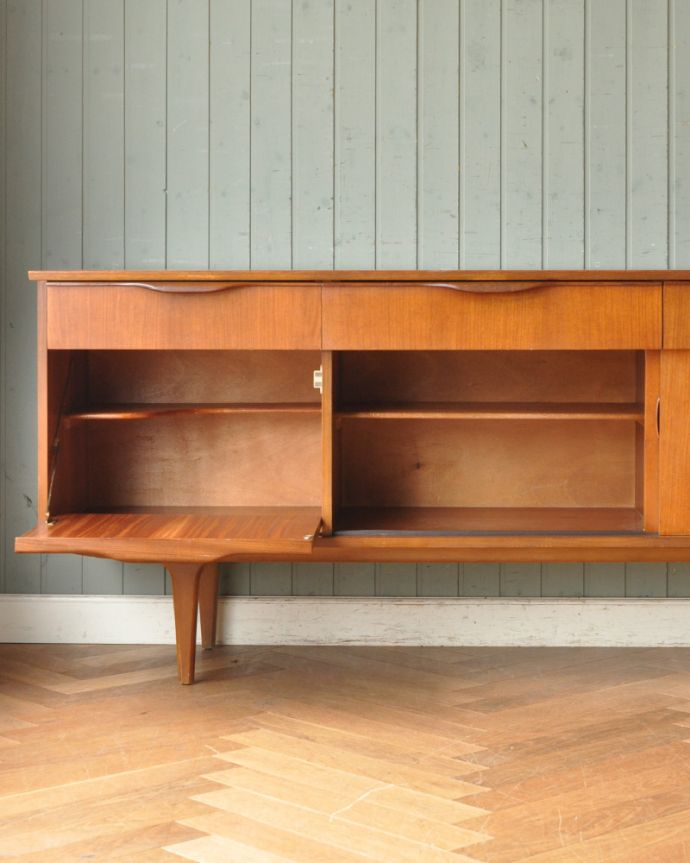 G-PLAN(Gプラン)　アンティーク家具　スタイリッシュなサイドボード（テレビ台）、G-planのヴィンテージ北欧家具。扉の中まで、とてもキレイな状態です。(x-954-f)