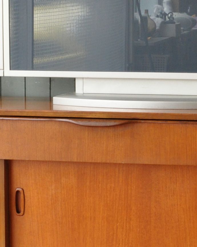 G-PLAN(Gプラン)　アンティーク家具　スタイリッシュなサイドボード（テレビ台）、G-planのヴィンテージ北欧家具。シンプルかつ使いやすい取っ手です。(x-954-f)