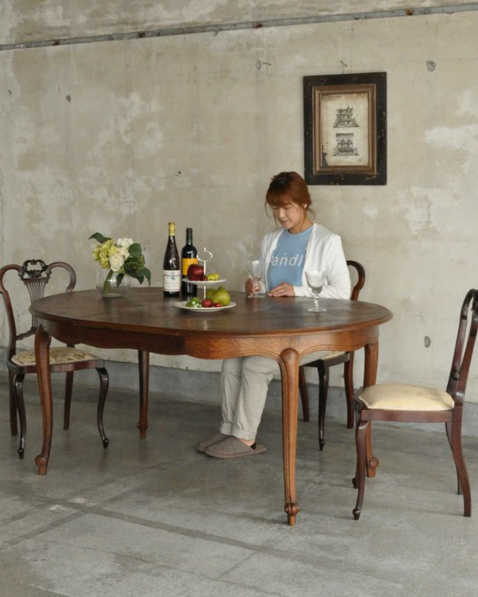 アンティークのテーブル　アンティーク家具　天板の組木細工が美しい、フランス輸入のアンティークエクステンションダイニングテーブル。お茶の時間、パソコンや書き物、アイロンなどの作業台として。(x-956-f)