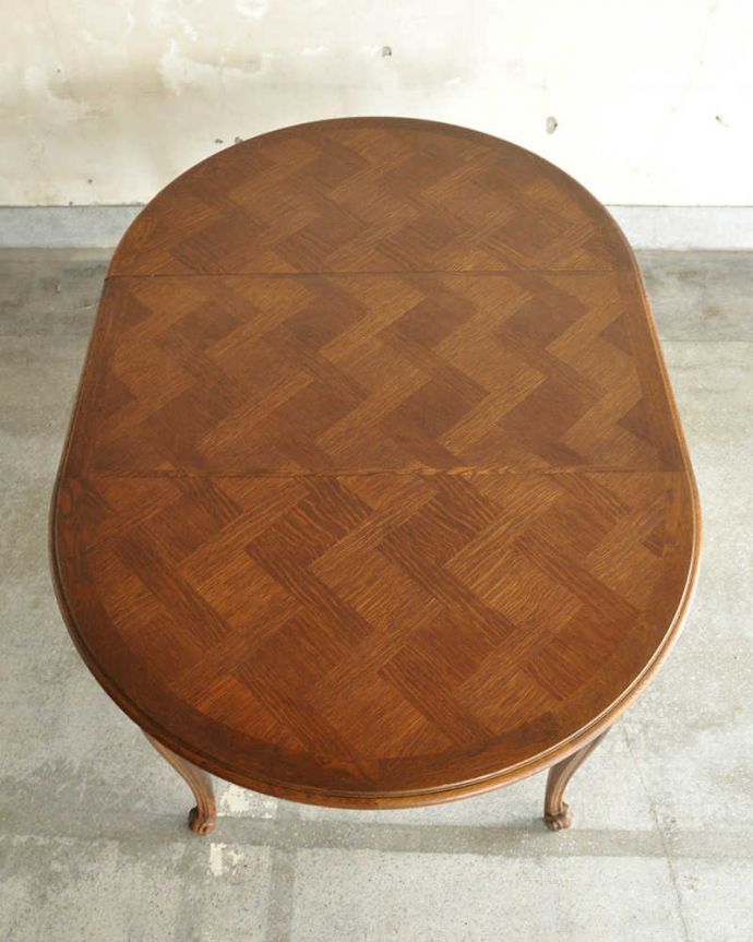 アンティークのテーブル　アンティーク家具　天板の組木細工が美しい、フランス輸入のアンティークエクステンションダイニングテーブル。天板の模様も美しいです。(x-956-f)