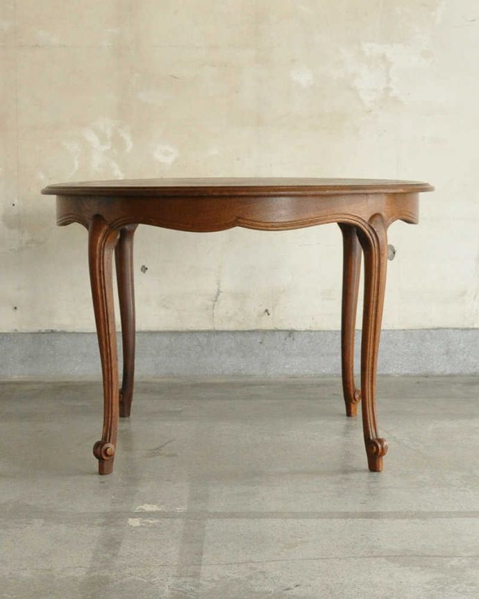 アンティークのテーブル　アンティーク家具　天板の組木細工が美しい、フランス輸入のアンティークエクステンションダイニングテーブル。アンティークは新品ではないので、もちろん経年変化によるキズはありますが、専門の職人が目立たないようキレイにお直しをしているので、後姿までキレイです。(x-956-f)