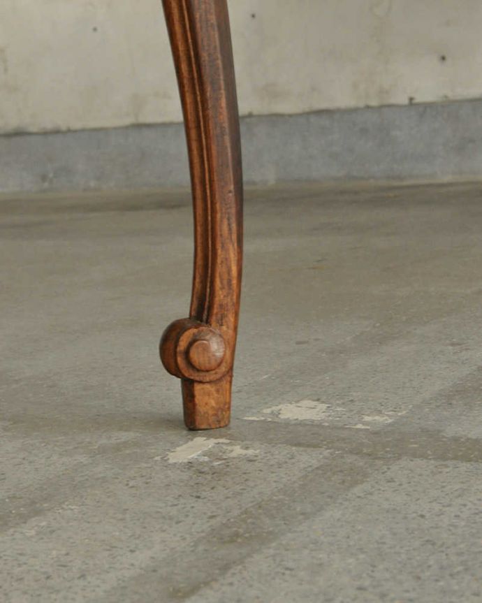 アンティークのテーブル　アンティーク家具　天板の組木細工が美しい、フランス輸入のアンティークエクステンションダイニングテーブル。しっかりテーブルを支えます。(x-956-f)