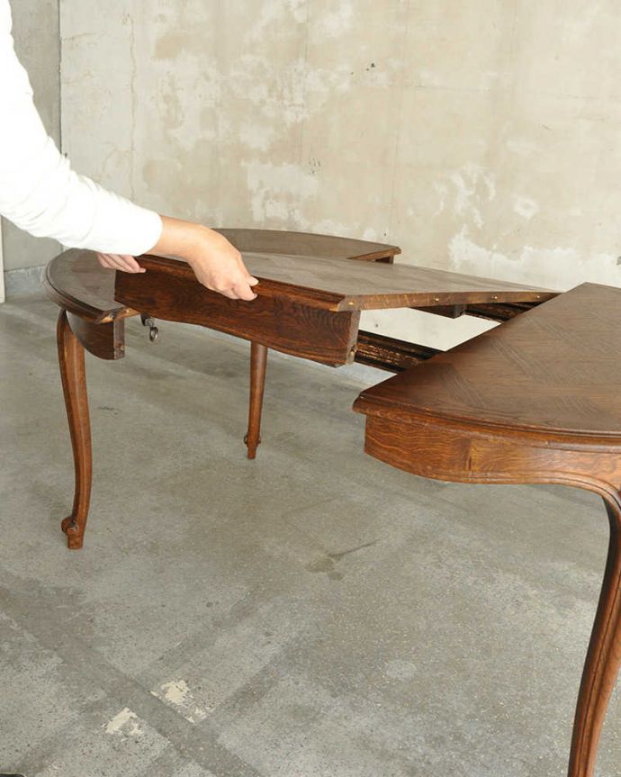 アンティークのテーブル　アンティーク家具　天板の組木細工が美しい、フランス輸入のアンティークエクステンションダイニングテーブル。天板のサイズを変えるのはとっても簡単なので女性の力でも大丈夫です！。(x-956-f)