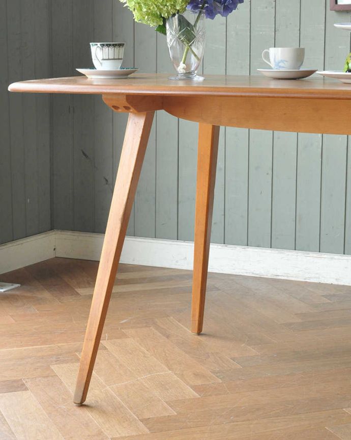 アーコールの家具 アンティーク家具 北欧デザインの王道 アンティークアーコールテーブル。4〜6人で使える大きさです。(x-961-f)