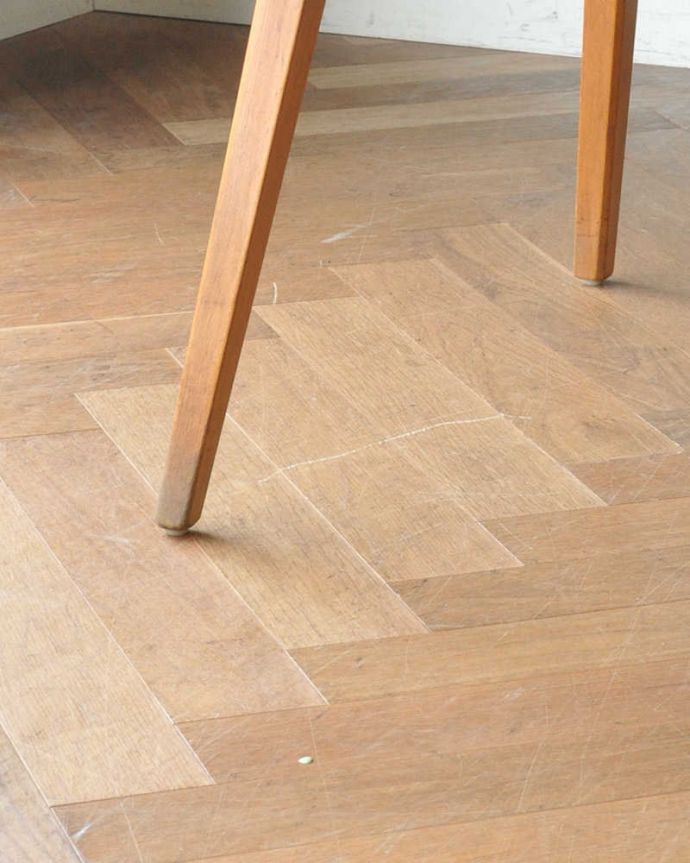 アーコールの家具 アンティーク家具 北欧デザインの王道 アンティークアーコールテーブル。持ち上げなくても移動できます!Handleのアンティークは、脚の裏にフェルトキーパーをお付けしていますので、持ち上げなくても床を滑らせて移動させることが出来ます。(x-961-f)