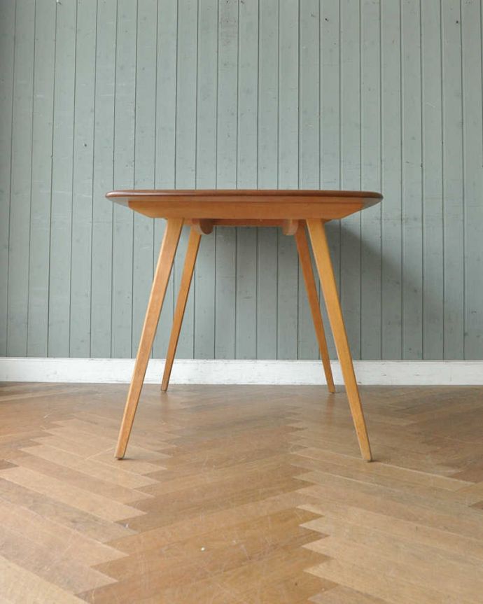 アーコールの家具 アンティーク家具 北欧デザインの王道 アンティークアーコールテーブル。こっち側もキレイです!アンティークは新品ではないので、もちろん経年変化によるキズはありますが、専門の職人がきちんとお直しをしているので、180度どの角度もキレイです。(x-961-f)