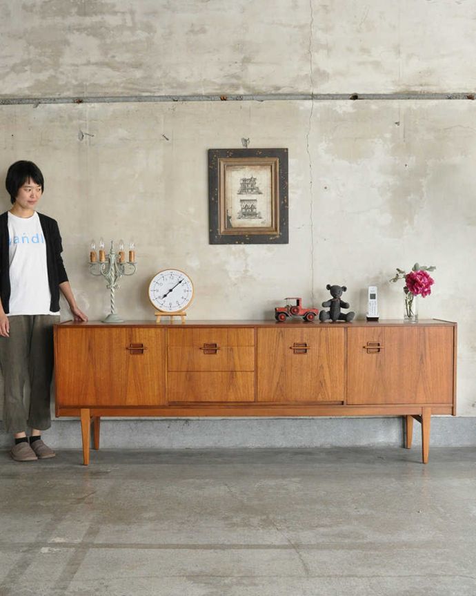 サイドボード アンティーク家具 収納たっぷりのヴィンテージ家具、北欧系インテリアにピッタリなネイサンのサイドボード。スッキリとかっこいいデザインが特徴のサイドボード。(x-962-f)