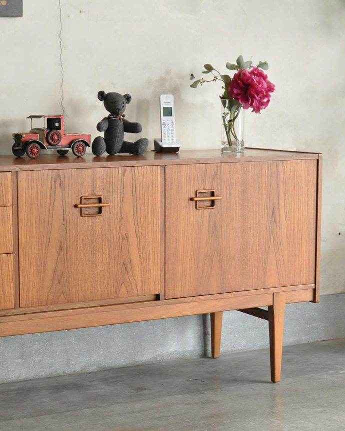 サイドボード アンティーク家具 収納たっぷりのヴィンテージ家具、北欧系インテリアにピッタリなネイサンのサイドボード。リビングで電話などの置き場所として使っても最適です。(x-962-f)