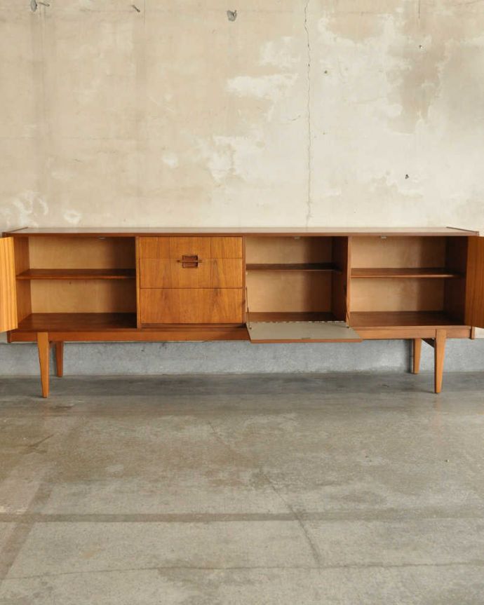 サイドボード アンティーク家具 収納たっぷりのヴィンテージ家具、北欧系インテリアにピッタリなネイサンのサイドボード。扉の奥はたっぷり収納。(x-962-f)