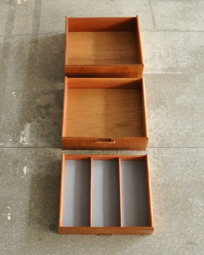 サイドボード アンティーク家具 収納たっぷりのヴィンテージ家具、北欧系インテリアにピッタリなネイサンのサイドボード。引き出しがあるので細かいものもしまえます。(x-962-f)