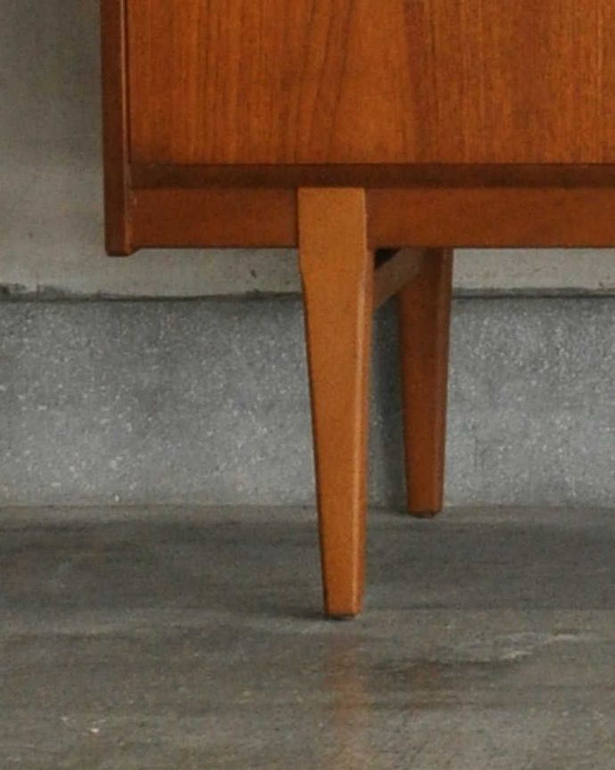 サイドボード アンティーク家具 収納たっぷりのヴィンテージ家具、北欧系インテリアにピッタリなネイサンのサイドボード。脚はすっきりしたデザインです。(x-962-f)