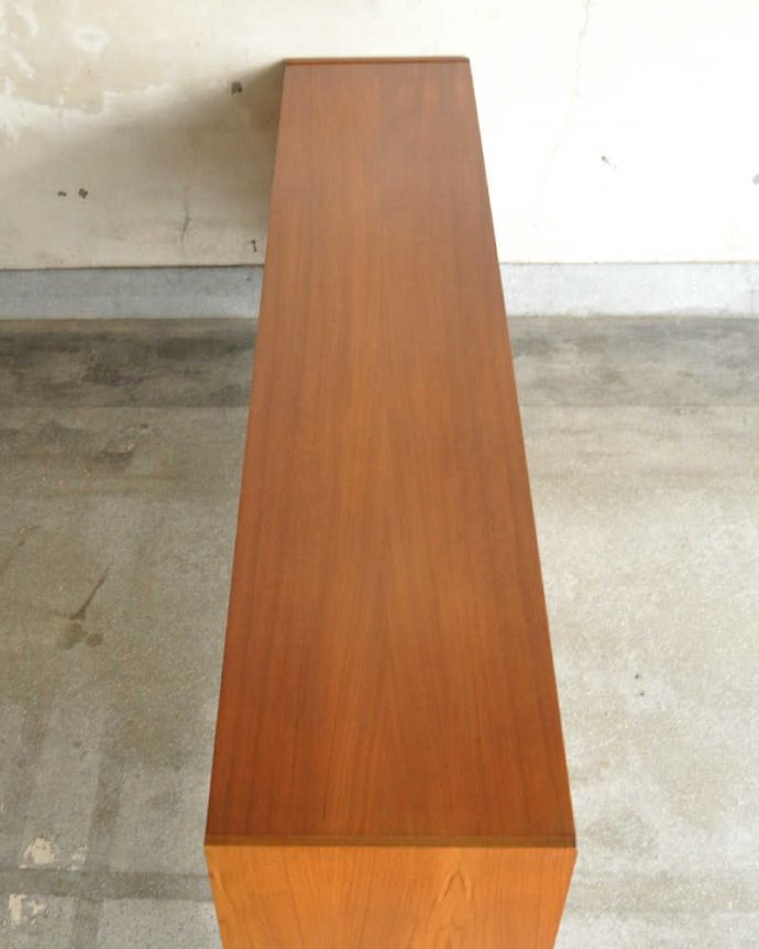 サイドボード アンティーク家具 収納たっぷりのヴィンテージ家具、北欧系インテリアにピッタリなネイサンのサイドボード。天板もキレイに塗装を仕上げました。(x-962-f)