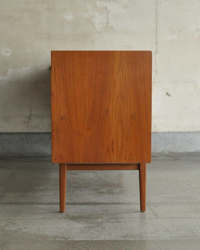 サイドボード アンティーク家具 収納たっぷりのヴィンテージ家具、北欧系インテリアにピッタリなネイサンのサイドボード。どこから見てもステキ。(x-962-f)