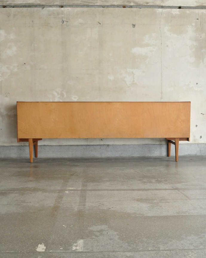 サイドボード アンティーク家具 収納たっぷりのヴィンテージ家具、北欧系インテリアにピッタリなネイサンのサイドボード。アンティークは新品ではないので、もちろん経年変化によるキズはありますが、専門の職人が目立たないようキレイにお直しをしているので、後姿までキレイです。(x-962-f)